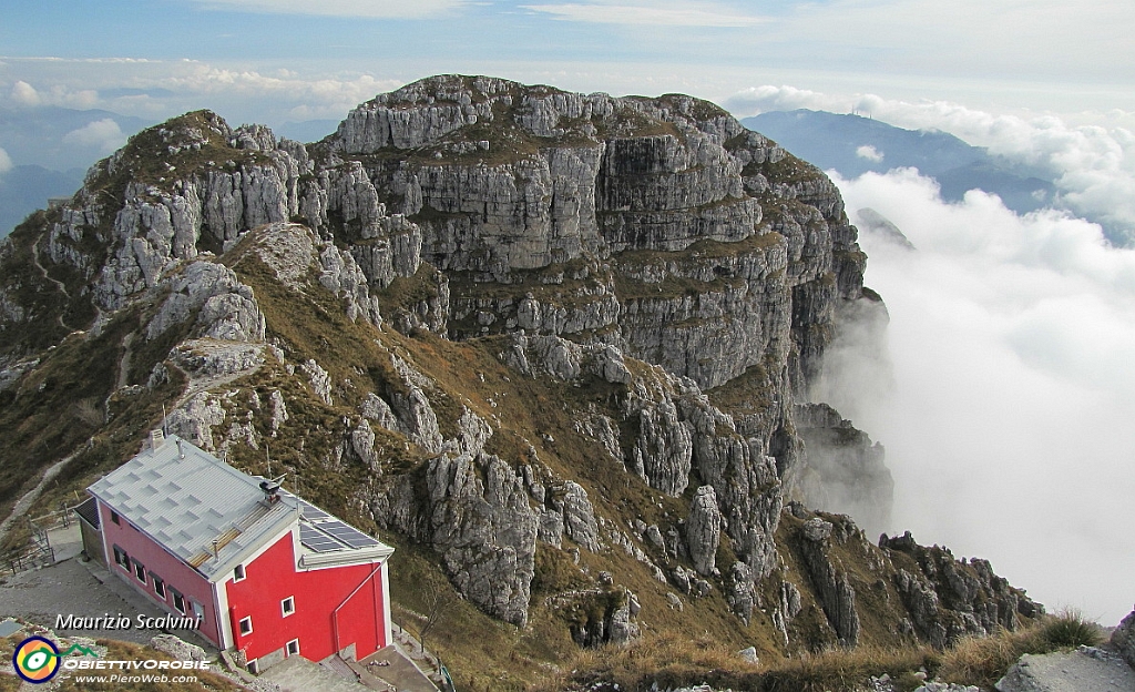 43 Il Rifugio Azzoni e le Creste Sud....JPG